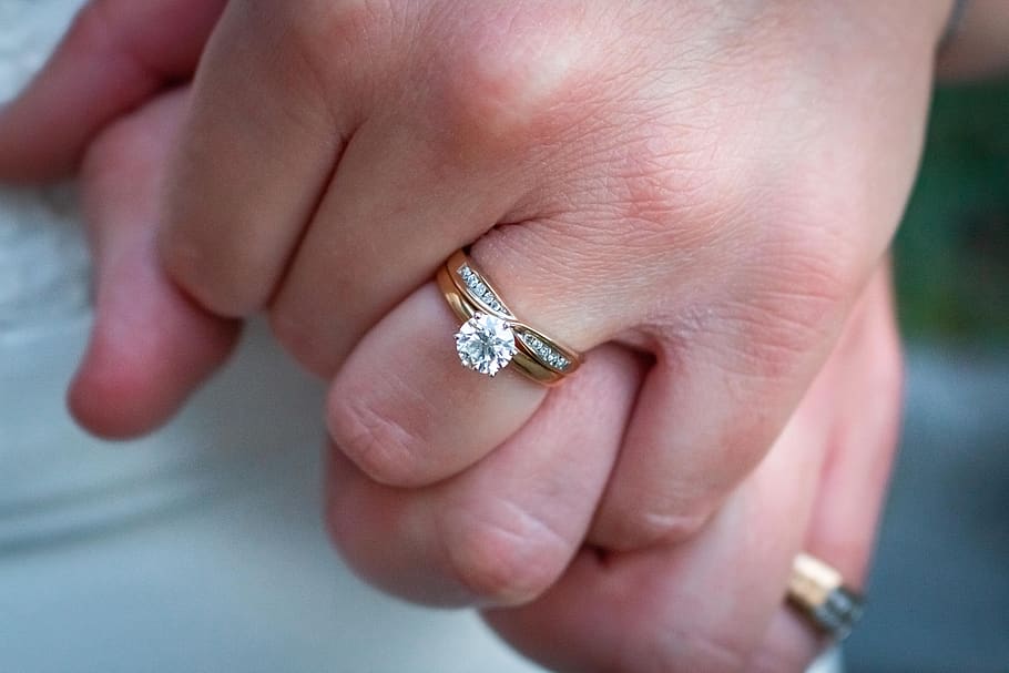 Uitgaan Samenwerken met Vochtigheid Which Finger Does Your Engagement Ring Go On? | Hatton Garden Diamond